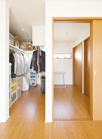 主寝室内にはウォークインクローゼットと書斎を設けた イエタテ