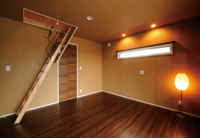 アジアンチックな主寝室 横すべり窓もおしゃれ イエタテ