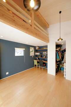 主寝室の上に設けたロフトは ご主人の隠れ家的書斎 2面採光の気持ちいい空間 イエタテ