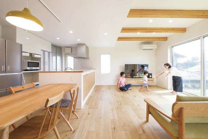 窓の位置や高さを工夫して 室内のラインがすっきり見えるようにデザインし シンプルで洗練されたldkを実現 空間がいっそう広々と感じられる イ