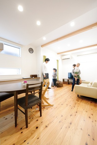 無垢の杉板を使った床は 子どもたちが裸足で過ごすほど心地よい足触り 照明を埋込タイプにし 天井に段差をつけることで空間的な広がりを演出 イエ