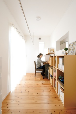 キッチン後ろにある家事室に室内干しのバーをつけて大正解 料理をしながら洗