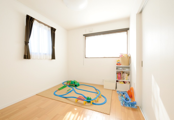 子ども部屋は 大きくなって部屋にこもらないよう隣室と引き戸でゆるやかに区切っている イエタテ