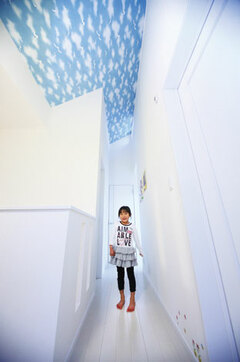 吹き抜け上部のクロスは 空をイメージさせるブルーが気に入って即決 アルミの手すりがスタイリッシュ イエタテ