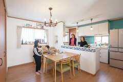 予算内で夢が実現した、屋上バルコニーのある南欧風の家