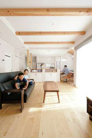 リビングの大きな開口部とダイニングの天窓からたっぷりの光を採りこむナチュラルな空間 自然素材 熱交換型換気システムにより 一年中空気のおいし