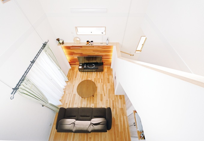 階段と一体化した吹抜け空間 テレビを見ている時に 横で昇り降りされたくないと 廊下からしかアクセスできないように階段の位置を工夫した イエタ