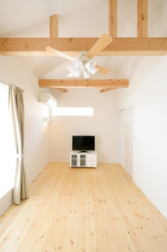 見せ梁とシーリングファンのある理想の空間を手にしたmさん 無垢の床は小さな子どもにも安心で 自然素材のぬくもりを実感 イエタテ