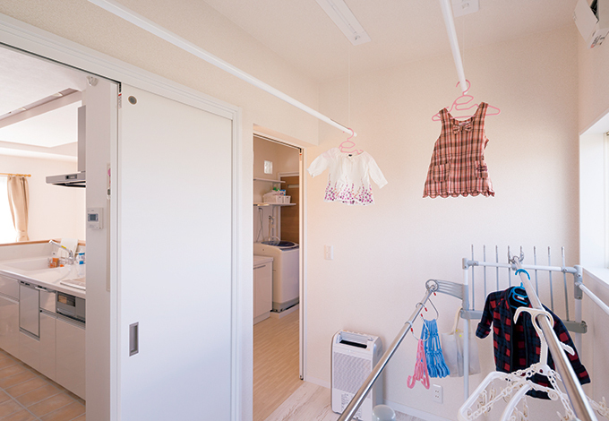 仕事 家事 子育てに忙しい奥さま念願の物干し部屋 乾いた洗濯ものは洗面