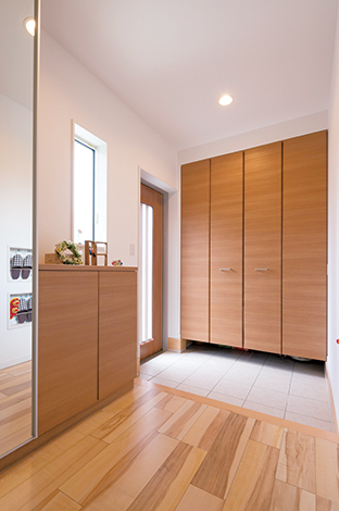 三輪車も入る大容量の土間収納とホールにはシューズクロークを設置 イエタテ