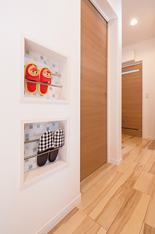 玄関ホールに作られたスリッパ収納も 見学会で参考にしたものの1つ モザイクタイルはメイクコーナー キッチンにも採用し 空間のアクセントに イ