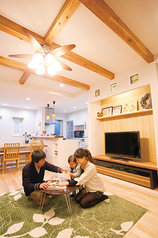 見せ梁とシーリングファンのある理想の空間を手にしたmさん 無垢の床は小さな子どもにも安心で 自然素材のぬくもりを実感 イエタテ
