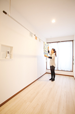 2階フリースペースは奥さまの要望 共働きで洗濯が夜になることもあるため 室内干しに便利な場所を確保 イエタテ