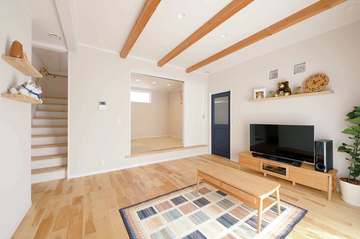 自然素材で北欧スタイルに仕上げた室内 キッチンからリビング 和室まで見えるちょうどいいサイズが心地いい 小上がりの和室は 客間のほか 奥さま