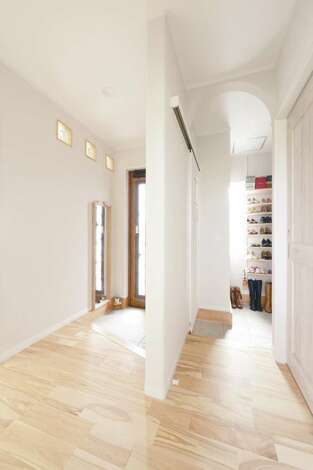 壁にガラスブロックを設けて 明るい玄関に イエタテ