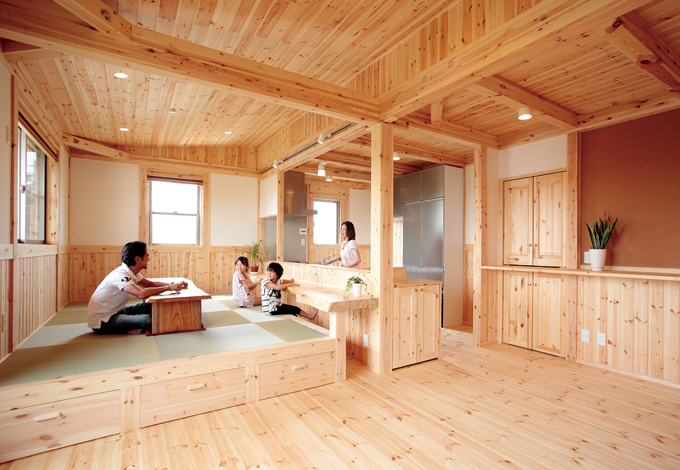 琉球畳の小上がり仕様のカウンター付きダイニング 天井 腰壁 建具はすべて無垢のパイン材 イエタテ