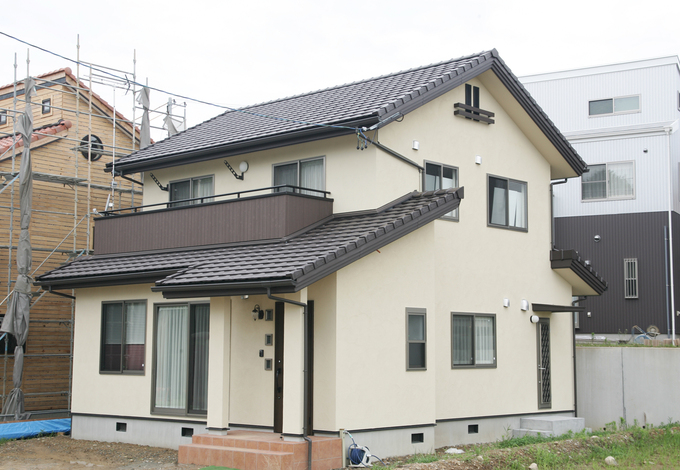 バリ風の外観を意識しながらも 飽きのこないシンプルなデザインに仕上げた イエタテ