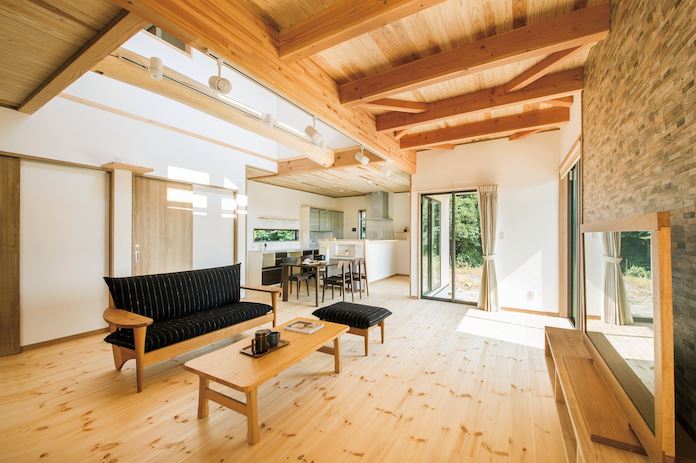 大屋根の下に広がるのは 無垢と珪藻土のｌｄｋと続き間の和室 リビングの石目調のクロスがアクセント イエタテ