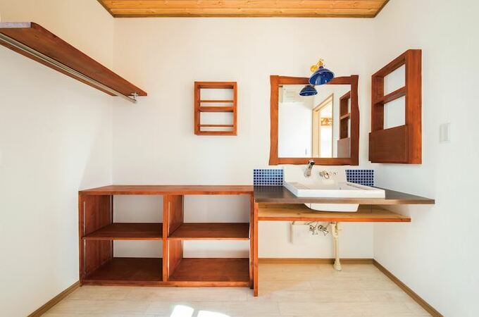 造作の洗面台 L字型の棚は室内干し用のパイプ付き イエタテ