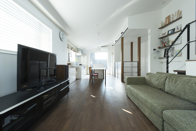 向かって右側 子ども部屋への階段を腰壁ではなくアイアンの手すりにしたのは 透ける 仕掛けのひとつ イエタテ