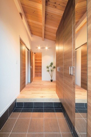 収納たっぷりの玄関ホール 突き当たり正面は大容量の納戸 イエタテ