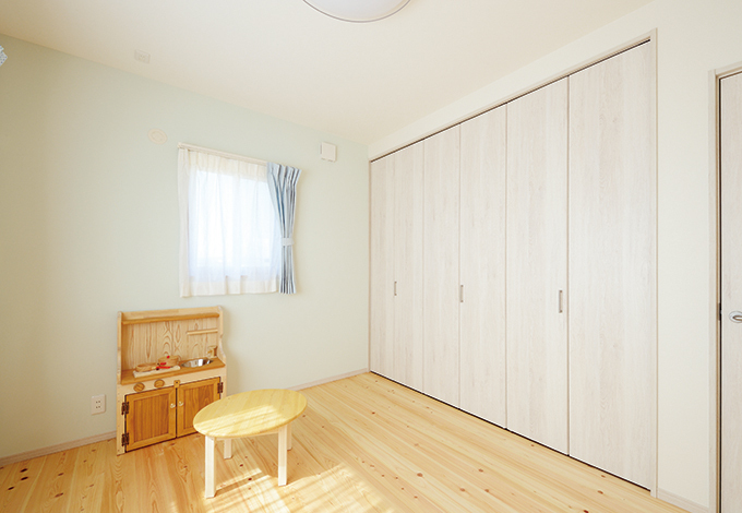 子ども部屋と寝室の一面だけ色付きの塗り壁を採用し 他の部屋と変化を付けた イエタテ