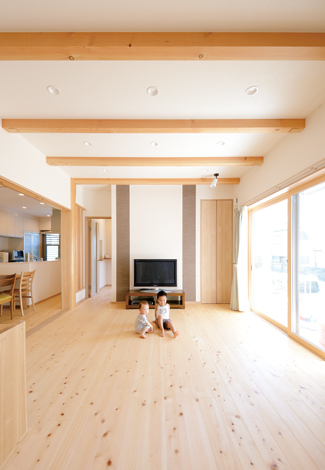 庭に面した子世帯のリビング 肌触りのいい床は無垢のヒノキ 現しの梁は杉材を使用 テレビステーションは調湿効果の高いエコカラットを採用 イエタ