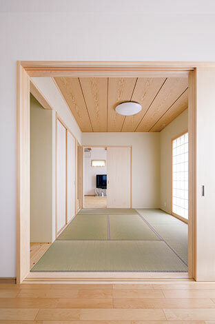 玄関からldk 和室 そして両親の部屋へと回遊できる間取りは 常に家族