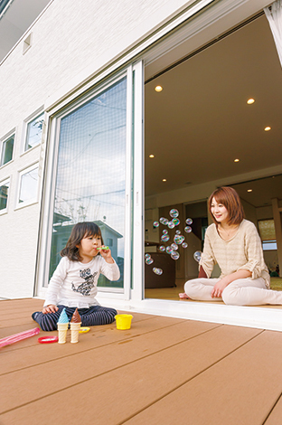リビング前に設けたウッドデッキは子どもの遊び場に最適 庭に出てちょこっと休憩するベンチ替わりにも イエタテ