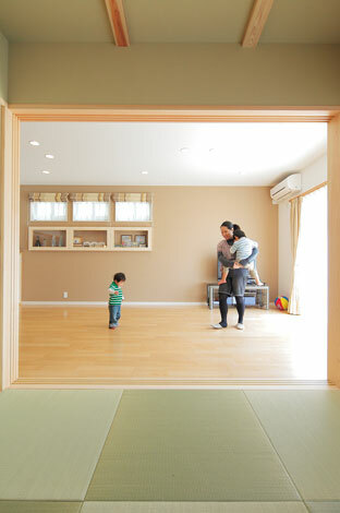リビングとフラットにつながった和室 友人を招いての飲み会も畳に 座ってゆっくりと イエタテ