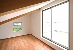 小屋裏収納の窓からリビングを望むことができる 窓を開けることで風が抜ける構造に イエタテ