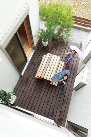 プールやバーベキューを楽しむ中庭のウッドデッキ イエタテ