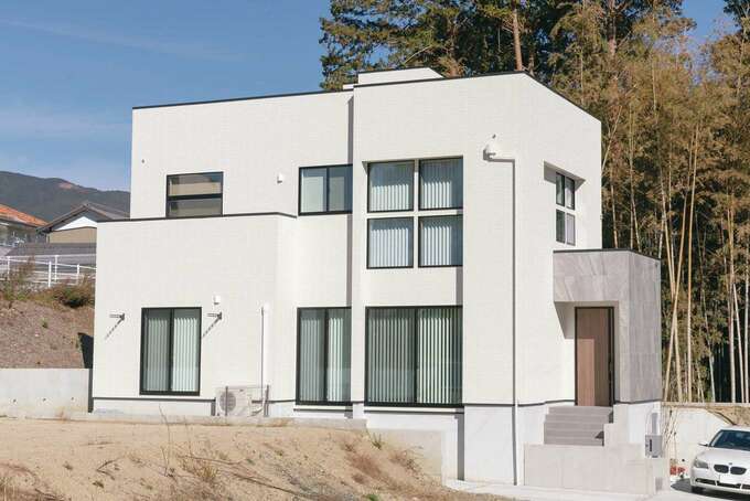 白をベースに玄関ポーチのグレーの外壁が映える外観 窓の配置が個性を醸し出している 屋上にはスカイテラスがある イエタテ