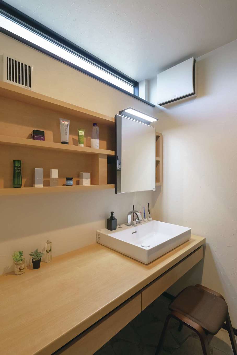 シンプルなデザインの洗面スペース 上部の窓から明るさを確保 収納棚もたっぷり用意した イエタテ