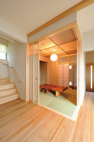 客間としても使う和室はシーンに合わせて間仕切り可能 イエタテ