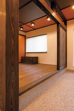 スギ板張りの和室 木部と天井をダークブラウンでまとめ レンガ色をアクセントに加えた和モダンの佇まいが心を和ませる イエタテ