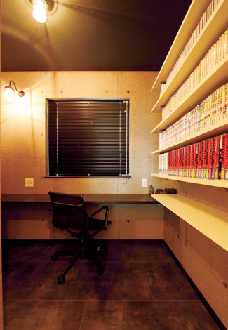 ご主人の書斎 子どもたちを寝かしつけた後 ひとりこもって お酒やタバコを嗜む 造作の可動棚にはマンガ本がぎっしり イエタテ