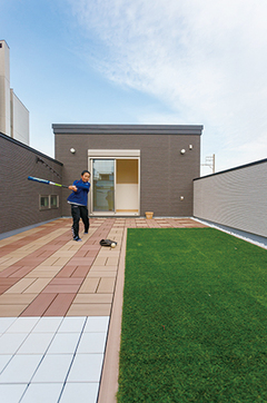 高さ170cmの壁に囲まれたプライベートバルコニー は おうちカフェや花火観賞も楽しめる イエタテ