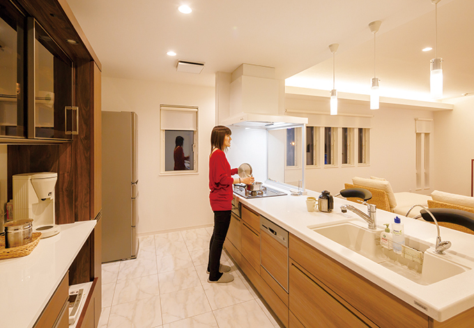 存在感たっぷりのアイランドキッチンは 家族みんなが自然に集まって来る 広いキッチンカウンターは 配膳もお片づけもスムーズで 奥さまの負担を軽