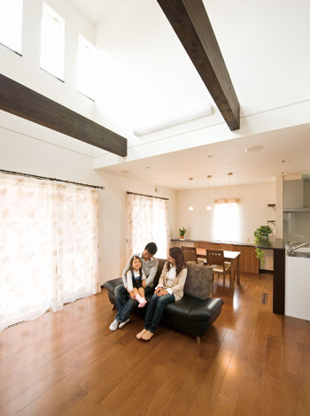 床ではなく基礎コンクリートにヒーターが組み込まれるため 建物全体がじんわりぽかぽか 低温やけどの心配がなく 空気も乾燥しないので健康的だ イ