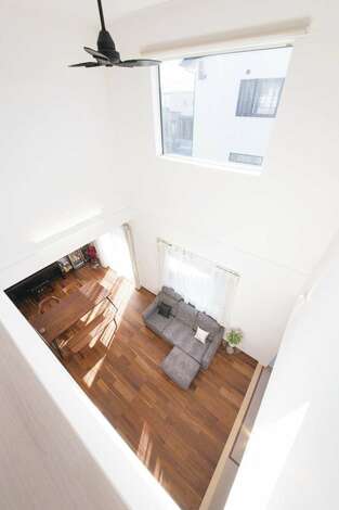 吹き抜けに明るい光を届ける高窓 お月見をするのにちょうどいい角度 イエタテ