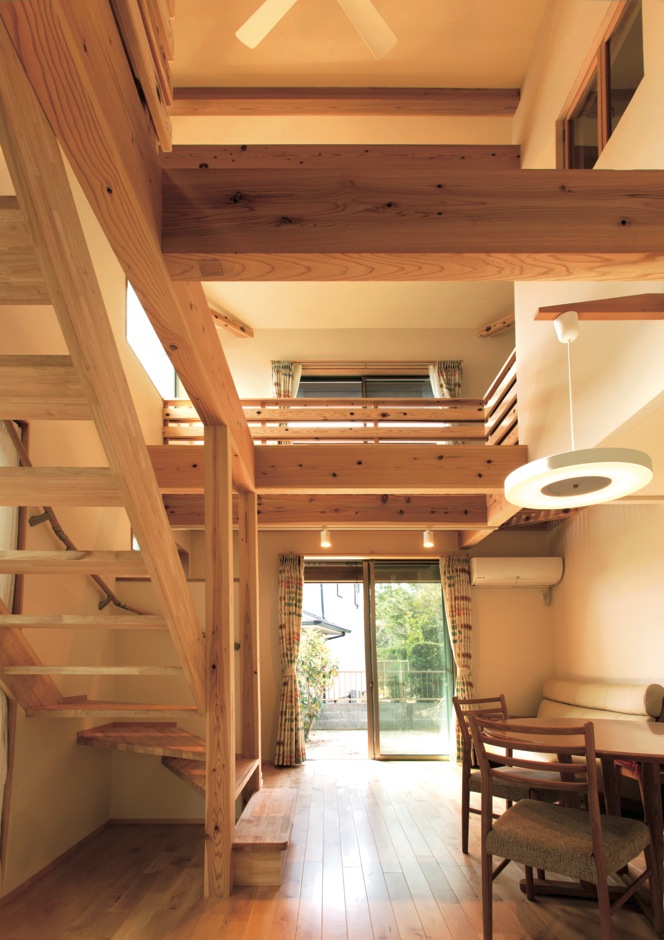 たくさんの明るい陽射しと 窓越しの緑が豊かな家 Mulberry House 桑原建設の新築施工例 イエタテ