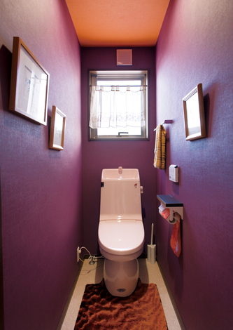 トイレの壁の色も遊び心いっぱいにコーディネート イエタテ