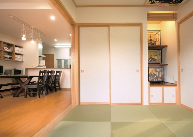 両親が泊まりに来た時の寝室にもなる和室 3兄弟の 天神様 を飾るための床の間は お人形のサイズに合わせて造作した イエタテ