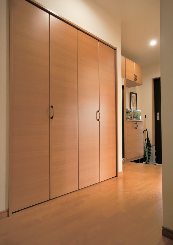 玄関ホールに設けた大容量の収納棚 見た目も美しく 常に空間をすっきりと イエタテ