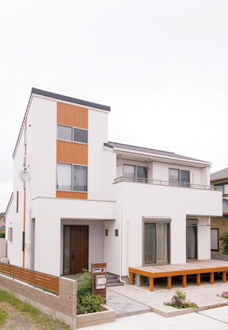 広い小屋裏を設けたことで3階建てのようにも見える独創的な外観 イエタテ