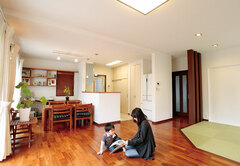 リビングからフラットに続く3畳の畳コーナー 赤ちゃんを寝かせつけたり 洗濯物を畳んだり パパの書斎など八面六臂の大活躍 造作の収納庫も便利