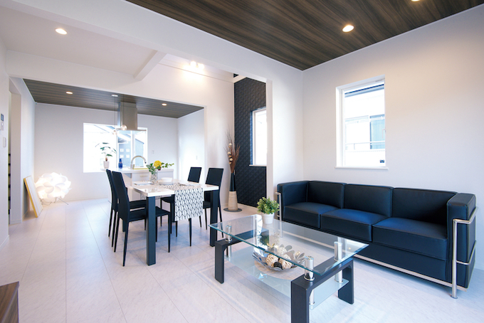 3方向の大きな窓に加え 吹き抜けからもたっぷりの光を招き入れる2階リビング イエタテ