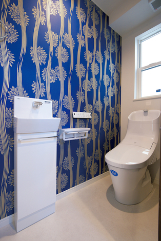 トイレは遊びゴコロのあるクロスを採用しアクセントに イエタテ