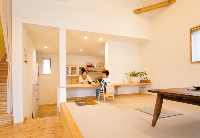 キッチン リビング 畳コーナーと段差のあるフロ